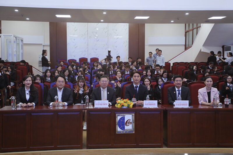 137 Sinh Viên Khóa 27 Nhận Bằng Tốt Nghiệp Digital Marketing – Cao đẳng Cofer