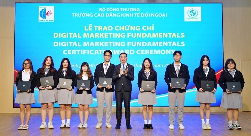 GC vinh danh và trao chứng chỉ Digital Marketing Fundamentals cho sinh viên Khóa 26 ngành Marketing Thương mại