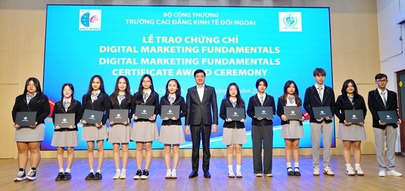 GC vinh danh và trao chứng chỉ Digital Marketing Fundamentals cho sinh viên Khóa 26 ngành Marketing Thương mại