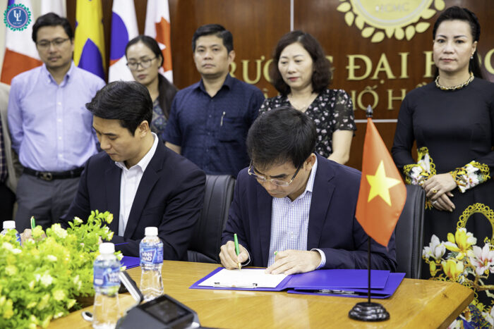 Lễ ký kết Biên bản ghi nhớ hợp tác (MoU) giữa Trường Đại học Luật TP.HCM và Glenn College