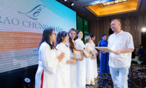 Khoảnh khắc đáng nhớ giữa Mr. Stas (Giảng Viên Tiếng Anh Nghành Làm Đẹp) và các Học Viên