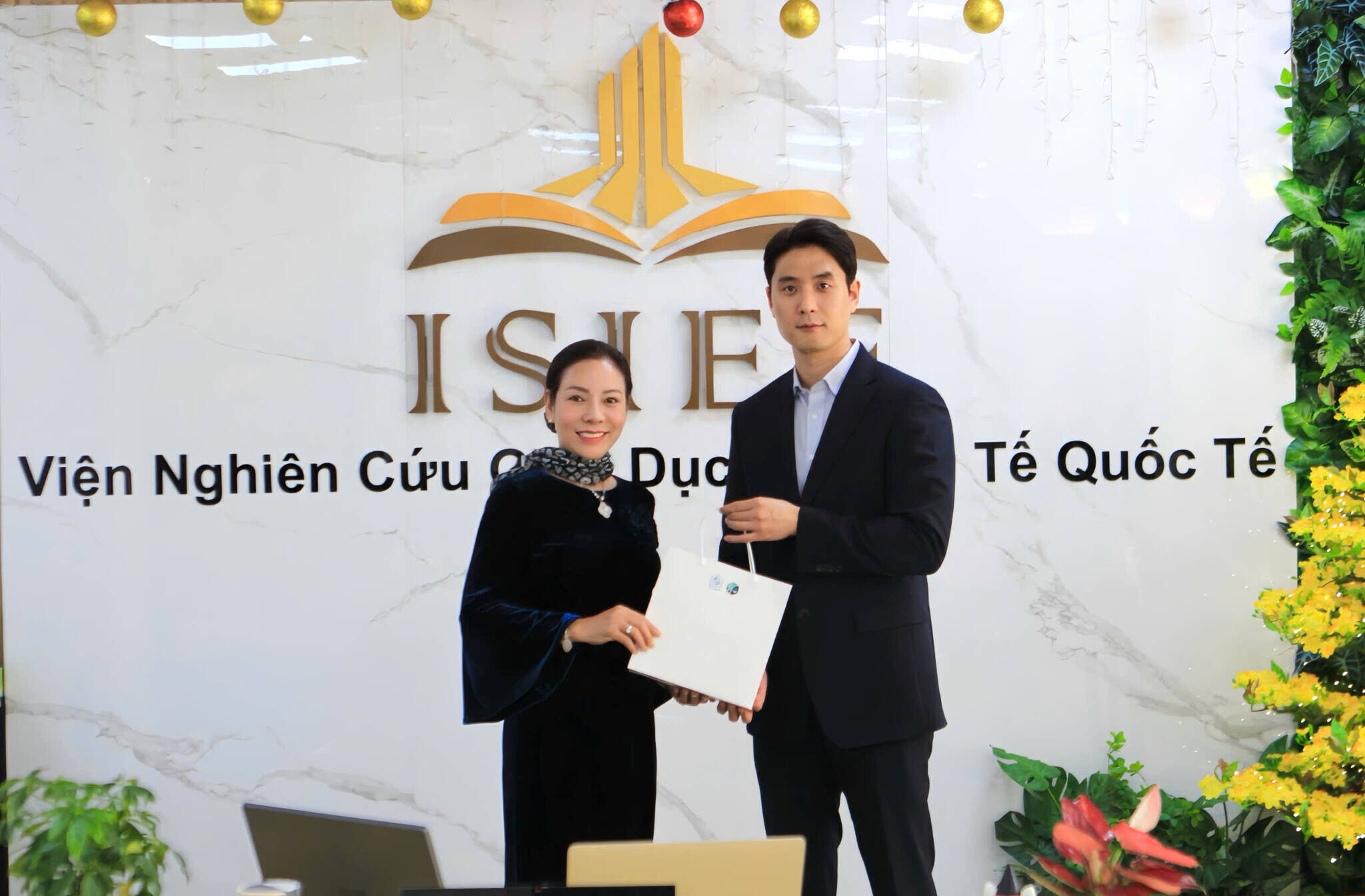 Đại diện hai đơn vị trao quà lưu niệm