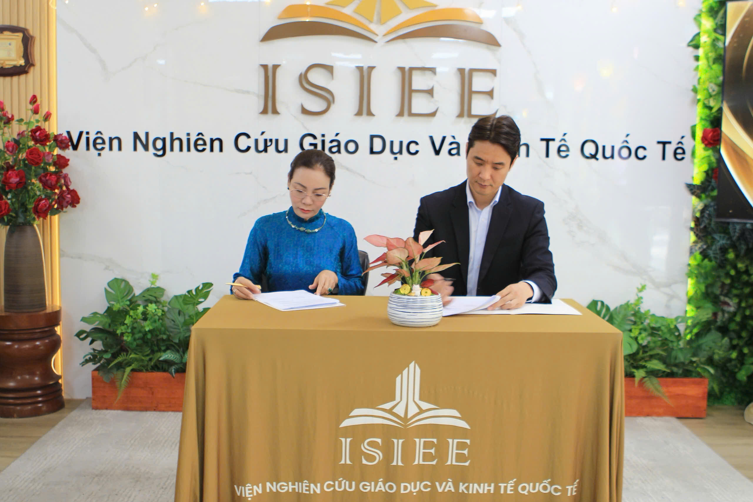 Đại diện Glenn College Canada và Viện ISIEE tiến hành ký kết thỏa thuận hợp tác đào tạo chương trình TESOL.