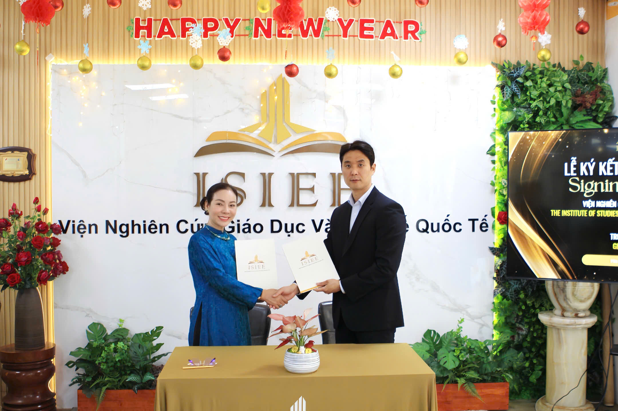 Khoanh-khac-danh-dau-buoc-khoi-dau-cho-chuong-trinh-dao-tao-TESOL-giua-hai-don-vi-