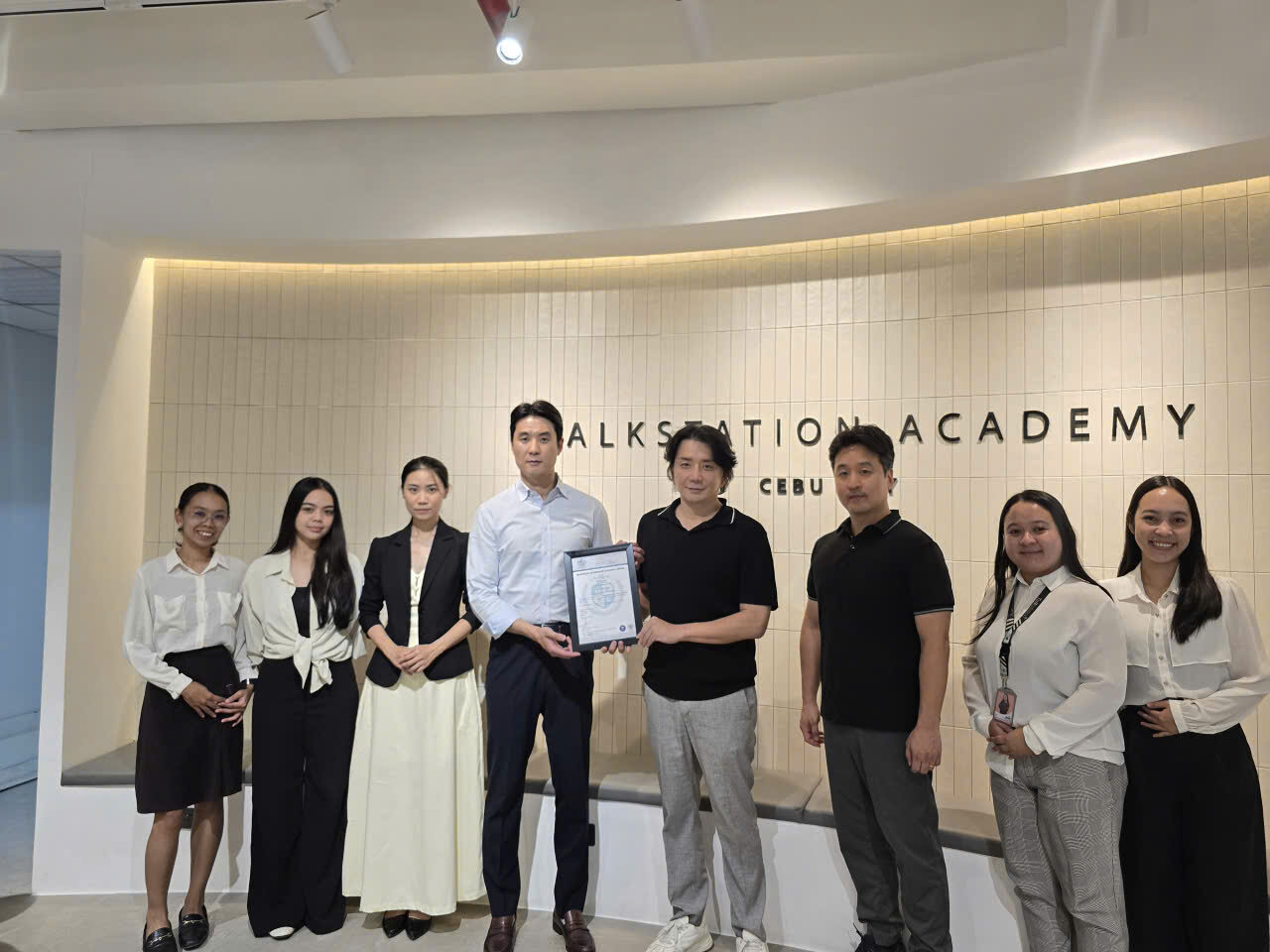 Dai-dien-Glenn-College-va-hoc-vien-TalkStation-Cebu-chup-anh-luu-niem-trong-chuyen-tham-va-hop-tac-chien-luoc-